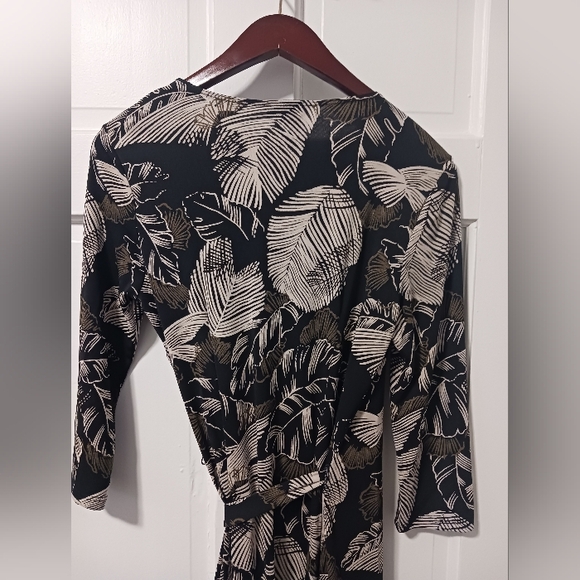 BCBG Wrap Dress , Size Medium, True Wrap,  Very Good Condition - Picture 5 of 8